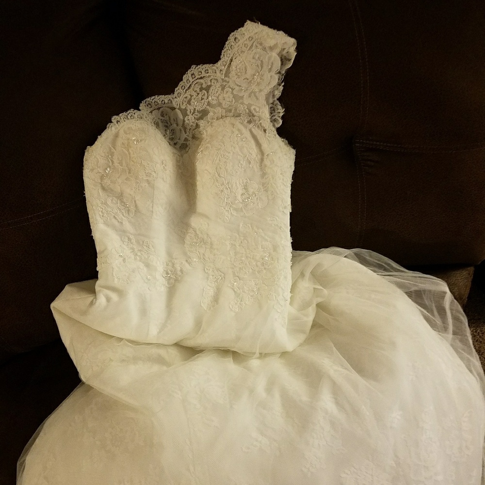 Wedding gown - Picture 2 of 2